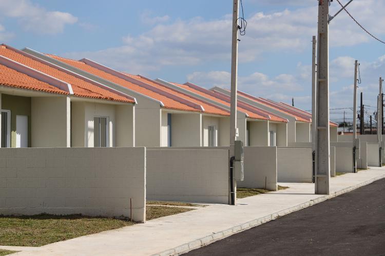 Com apoio do Estado, 90 famílias de Fazenda Rio Grande recebem chaves da casa própria