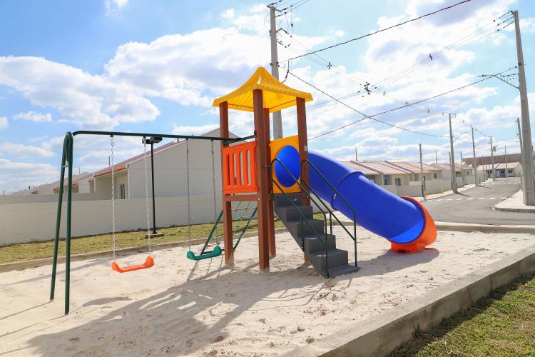 Com apoio do Estado, 90 famílias de Fazenda Rio Grande recebem chaves da casa própria