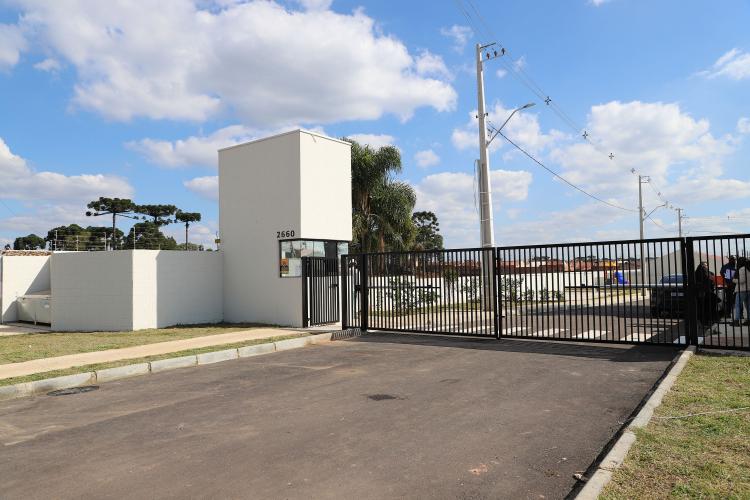 Com apoio do Estado, 90 famílias de Fazenda Rio Grande recebem chaves da casa própria