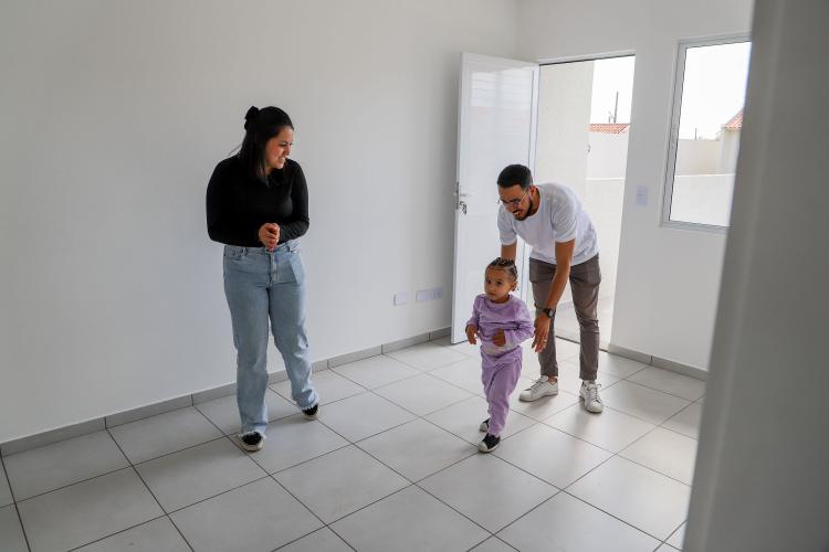 Com apoio do Estado, 90 famílias de Fazenda Rio Grande recebem chaves da casa própria