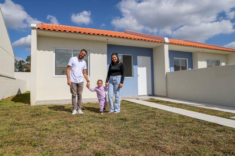 Com apoio do Estado, 90 famílias de Fazenda Rio Grande recebem chaves da casa própria