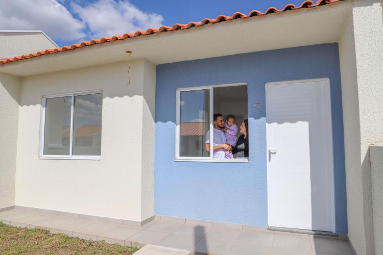 Com apoio do Estado, 90 famílias de Fazenda Rio Grande recebem chaves da casa própria