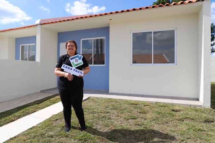 Com apoio do Estado, 90 famílias de Fazenda Rio Grande recebem chaves da casa própria