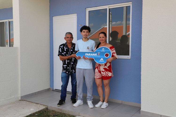 Com apoio do Estado, 90 famílias de Fazenda Rio Grande recebem chaves da casa própria