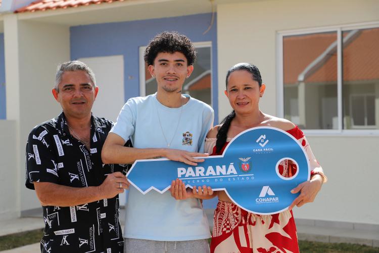Com apoio do Estado, 90 famílias de Fazenda Rio Grande recebem chaves da casa própria
