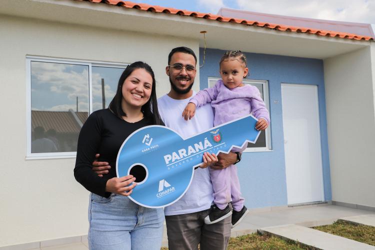 Com apoio do Estado, 90 famílias de Fazenda Rio Grande recebem chaves da casa própria