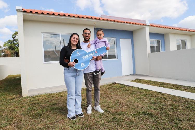 Com apoio do Estado, 90 famílias de Fazenda Rio Grande recebem chaves da casa própria
