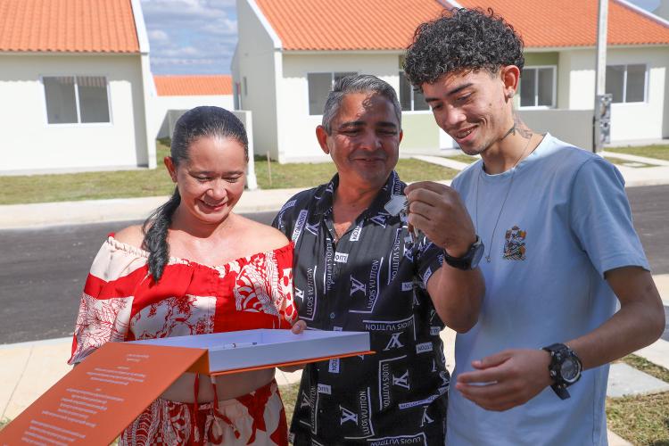 Com apoio do Estado, 90 famílias de Fazenda Rio Grande recebem chaves da casa própria