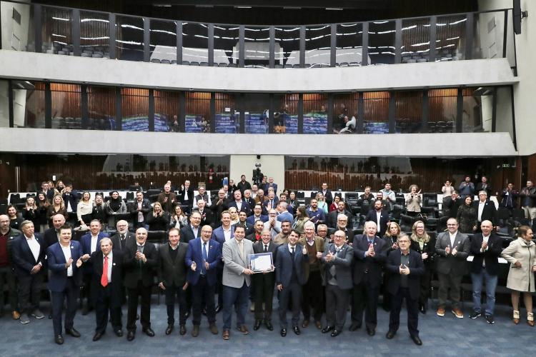 COHAPAR celebra marca de 372 mil famílias beneficiadas com homenagem na Assembleia