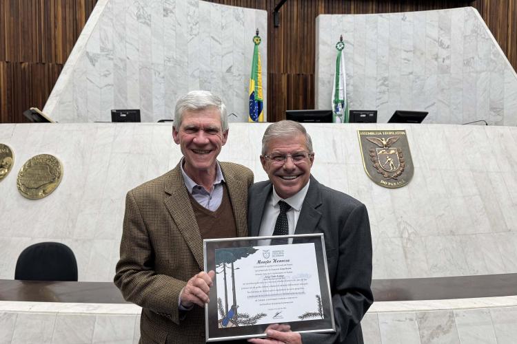 COHAPAR celebra marca de 372 mil famílias beneficiadas com homenagem na Assembleia