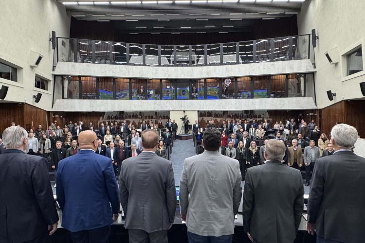 COHAPAR celebra marca de 372 mil famílias beneficiadas com homenagem na Assembleia