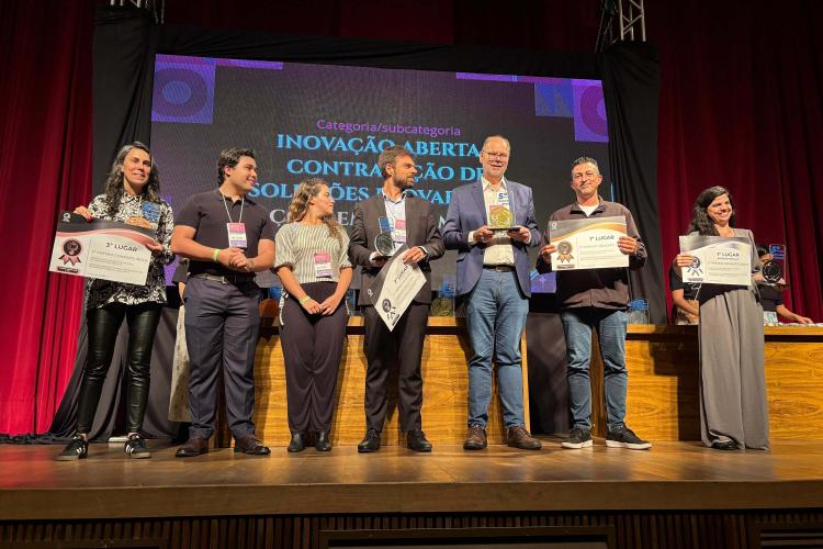 Talento Tech e Desafio de Bengalas Inteligentes vencem prêmio nacional de inovação Dois projetos do Governo do Paraná foram premiados nesta quarta-feira,04, em uma premiação nacional de inovação. Voltado para reconhecer iniciativas inovadoras na Gestão Pública Brasileira, o 5º Prêmio Conexão Inova premiou o Projeto de Educação Tecnológica Talento Tech na categoria “Políticas Públicas: ações em andamento”, e o projeto de acessibilidade Desafio de Inovação: Bengalas Inteligentes, voltado para população cega,