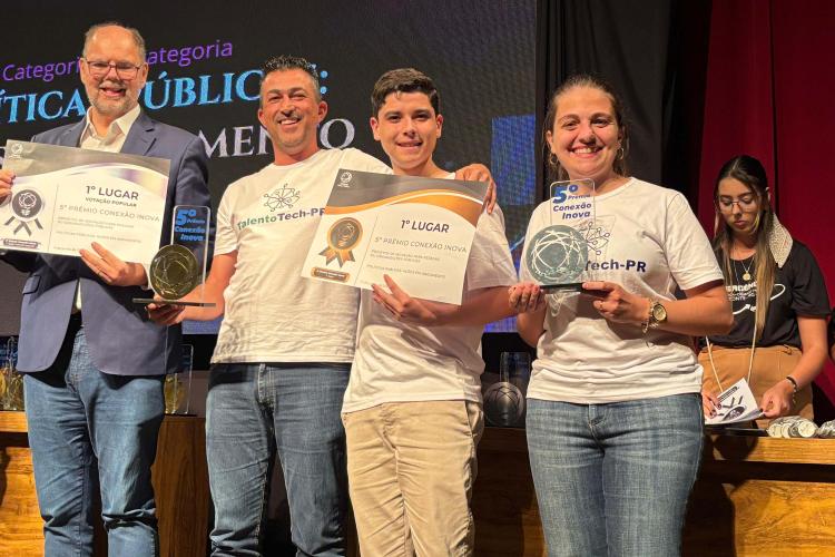 Talento Tech e Desafio de Bengalas Inteligentes vencem prêmio nacional de inovação Dois projetos do Governo do Paraná foram premiados nesta quarta-feira,04, em uma premiação nacional de inovação. Voltado para reconhecer iniciativas inovadoras na Gestão Pública Brasileira, o 5º Prêmio Conexão Inova premiou o Projeto de Educação Tecnológica Talento Tech na categoria “Políticas Públicas: ações em andamento”, e o projeto de acessibilidade Desafio de Inovação: Bengalas Inteligentes, voltado para população cega,