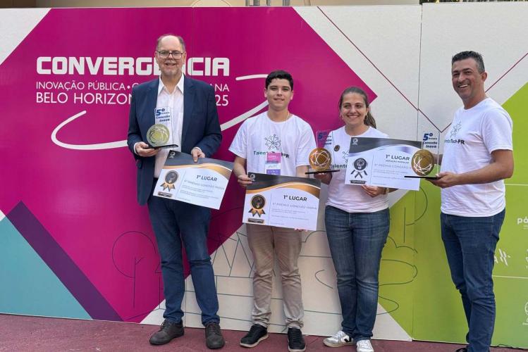 Talento Tech e Desafio de Bengalas Inteligentes vencem prêmio nacional de inovação Dois projetos do Governo do Paraná foram premiados nesta quarta-feira,04, em uma premiação nacional de inovação. Voltado para reconhecer iniciativas inovadoras na Gestão Pública Brasileira, o 5º Prêmio Conexão Inova premiou o Projeto de Educação Tecnológica Talento Tech na categoria “Políticas Públicas: ações em andamento”, e o projeto de acessibilidade Desafio de Inovação: Bengalas Inteligentes, voltado para população cega,