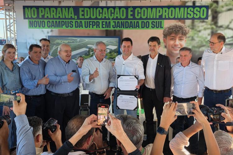 Governador assina ordem de serviço para construção de sede da UFPR e inaugura pavimento da Avenida da Amizade em Jandaia do Su