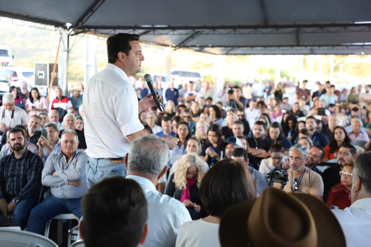 Governador assina ordem de serviço para construção de sede da UFPR e inaugura pavimento da Avenida da Amizade em Jandaia do Su