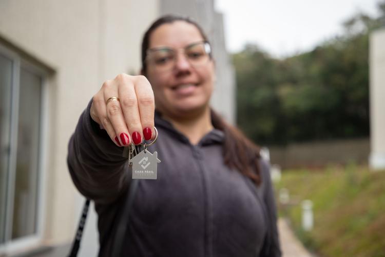 Com ajuda do Estado, 71 moradores de Araucária recebem a casa própria