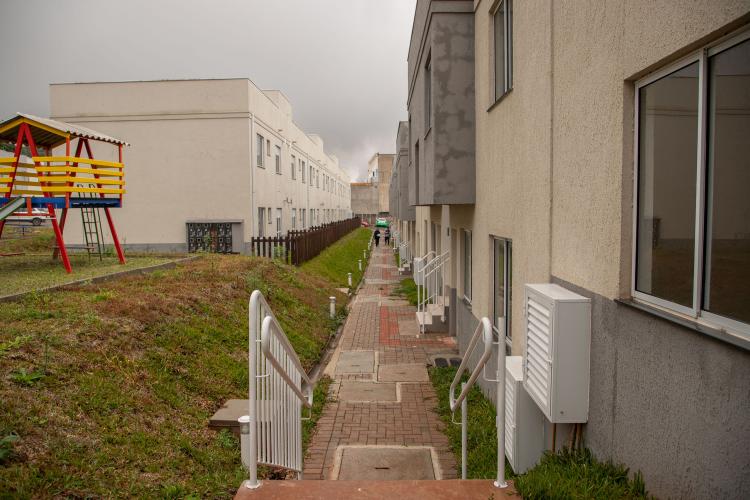 Com ajuda do Estado, 71 moradores de Araucária recebem a casa própria