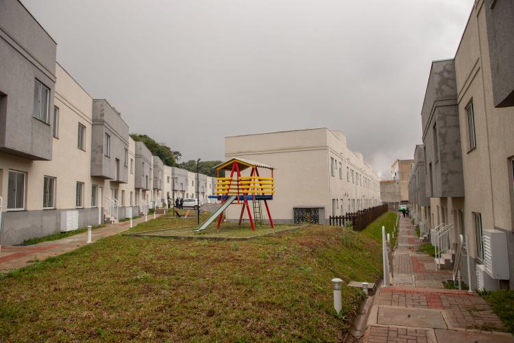 Com ajuda do Estado, 71 moradores de Araucária recebem a casa própria