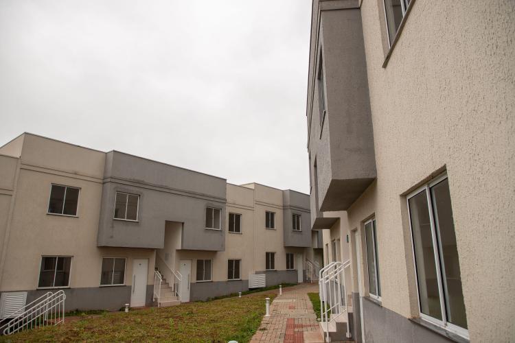 Com ajuda do Estado, 71 moradores de Araucária recebem a casa própria