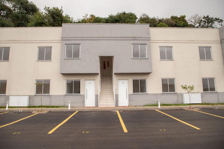 Com ajuda do Estado, 71 moradores de Araucária recebem a casa própria