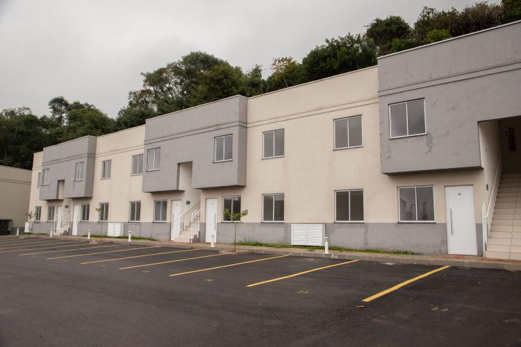 Com ajuda do Estado, 71 moradores de Araucária recebem a casa própria