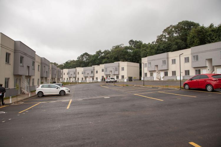 Com ajuda do Estado, 71 moradores de Araucária recebem a casa própria