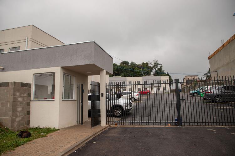 Com ajuda do Estado, 71 moradores de Araucária recebem a casa própria