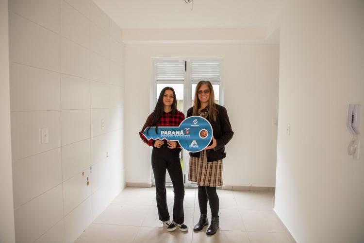 Com ajuda do Estado, 71 moradores de Araucária recebem a casa própria