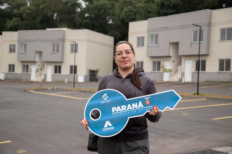 Com ajuda do Estado, 71 moradores de Araucária recebem a casa própria