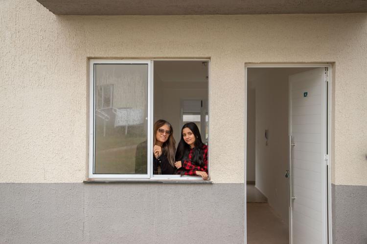 Com ajuda do Estado, 71 moradores de Araucária recebem a casa própria