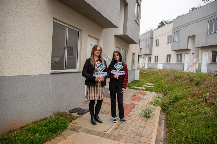 Com ajuda do Estado, 71 moradores de Araucária recebem a casa própria
