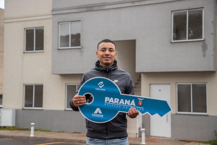 Com ajuda do Estado, 71 moradores de Araucária recebem a casa própria