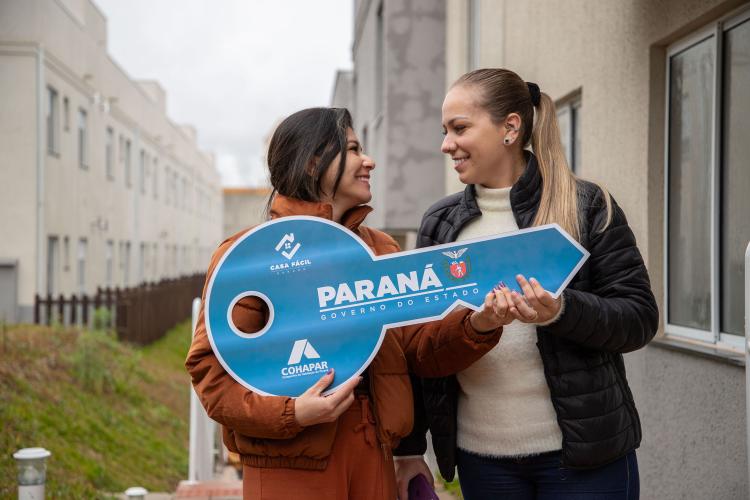 Com ajuda do Estado, 71 moradores de Araucária recebem a casa própria