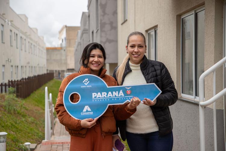 Com ajuda do Estado, 71 moradores de Araucária recebem a casa própria