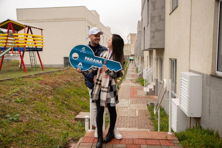Com ajuda do Estado, 71 moradores de Araucária recebem a casa própria