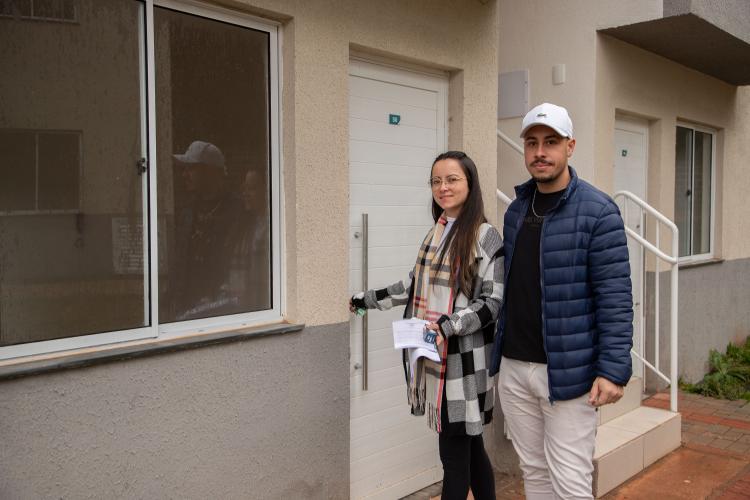 Com ajuda do Estado, 71 moradores de Araucária recebem a casa própria