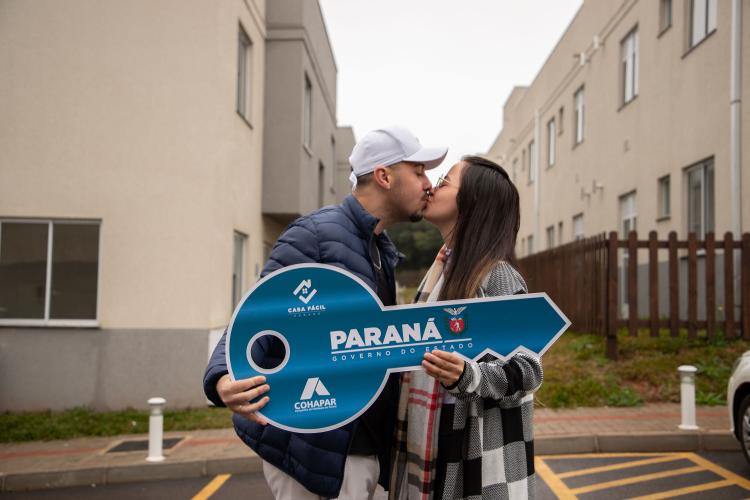 Com ajuda do Estado, 71 moradores de Araucária recebem a casa própria