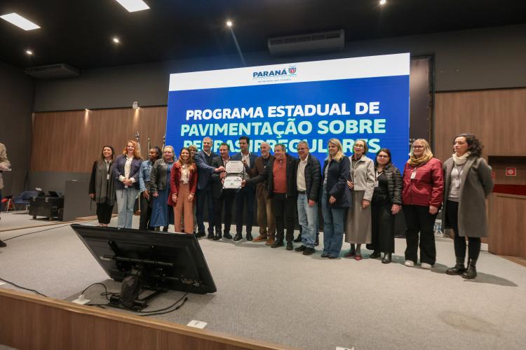 Estado investirá R$ 977 milhões em programa de pavimentação em ruas com pedras irregulares