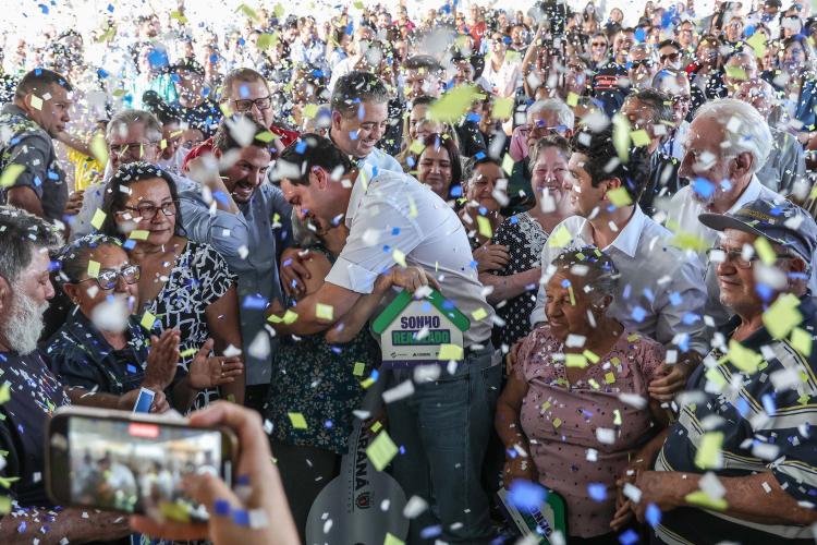 Com piscina e mobília, Ratinho Junior inaugura Condomínio do Idoso de Arapongas