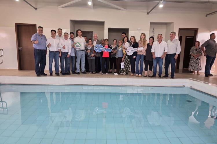 Com piscina e mobília, Ratinho Junior inaugura Condomínio do Idoso de Arapongas