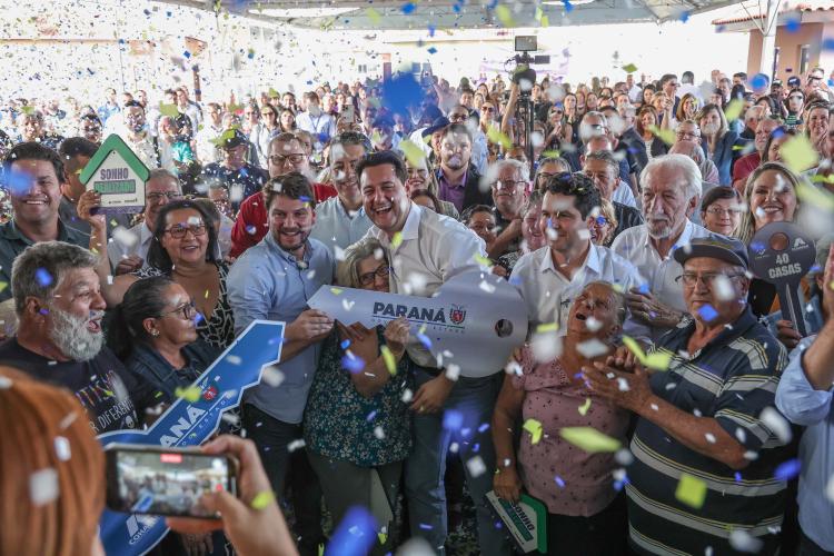 Com piscina e mobília, Ratinho Junior inaugura Condomínio do Idoso de Arapongas