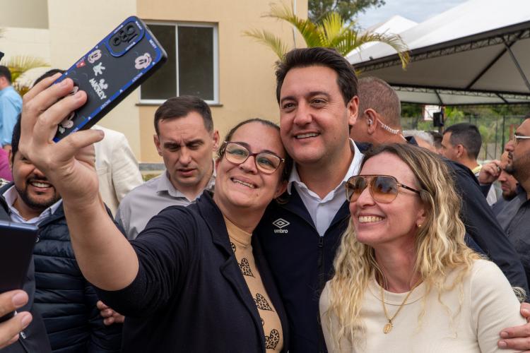 Governador entrega Condomínio com 88 apartamentos em Santo Antônio da Platina