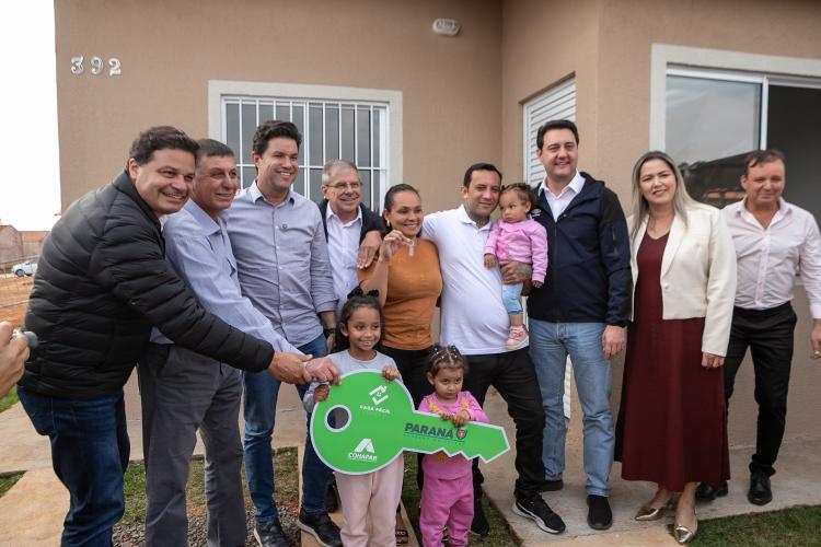 Ratinho Junior inaugura Conjunto Residencial com 51 casas em Guapirama