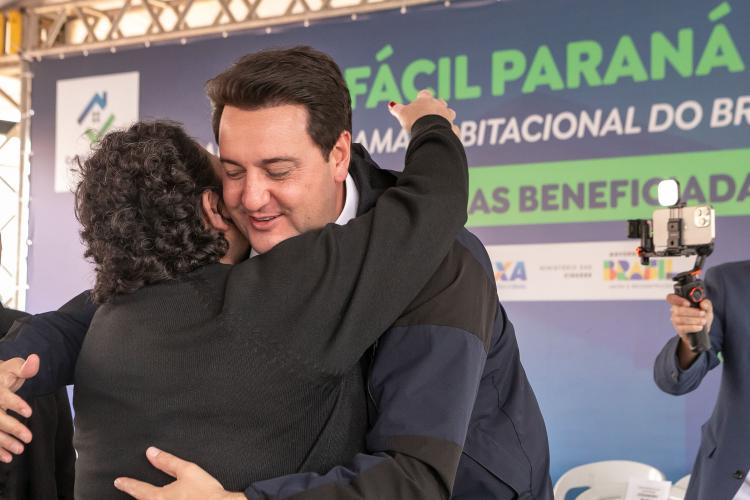 Ratinho Junior inaugura Conjunto Residencial com 51 casas em Guapirama