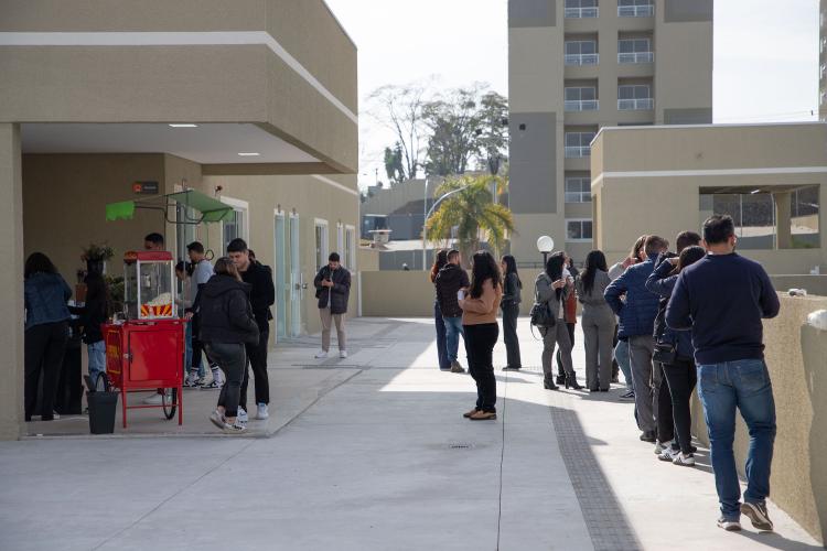 Com apoio do Estado, 256 famílias recebem chaves da Casa Própria em Curitiba