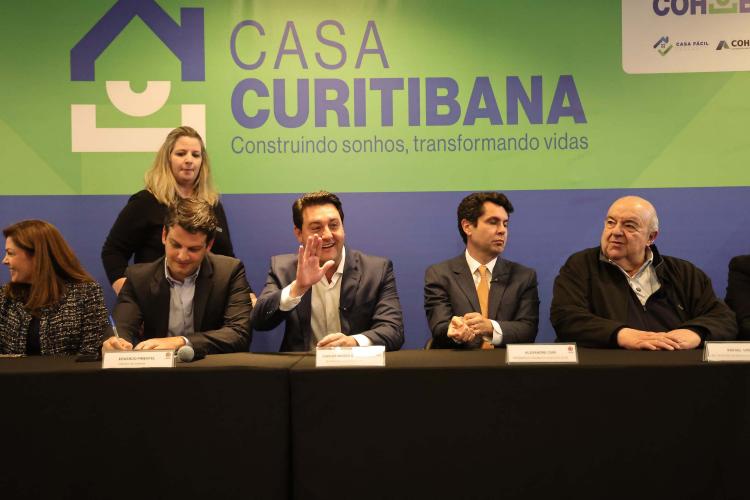 Parceria entre Estado e Prefeitura facilitará acesso de 20 mil famílias de Curitiba à Casa Própria