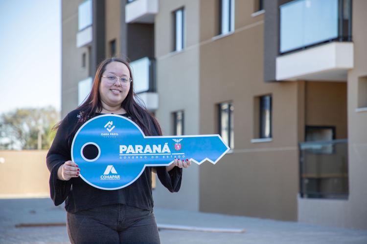 Famílias de Pinhais recebem apartamentos de residencial viabilizado com apoio do Estado