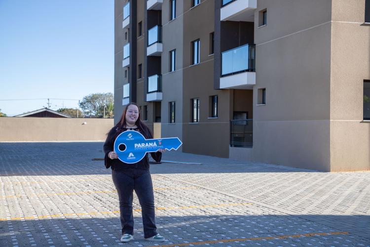 Famílias de Pinhais recebem apartamentos de residencial viabilizado com apoio do Estado