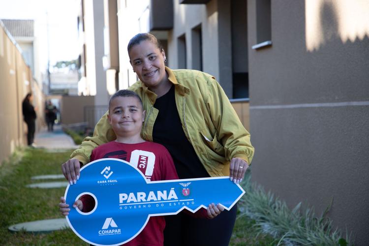 Famílias de Pinhais recebem apartamentos de residencial viabilizado com apoio do Estado